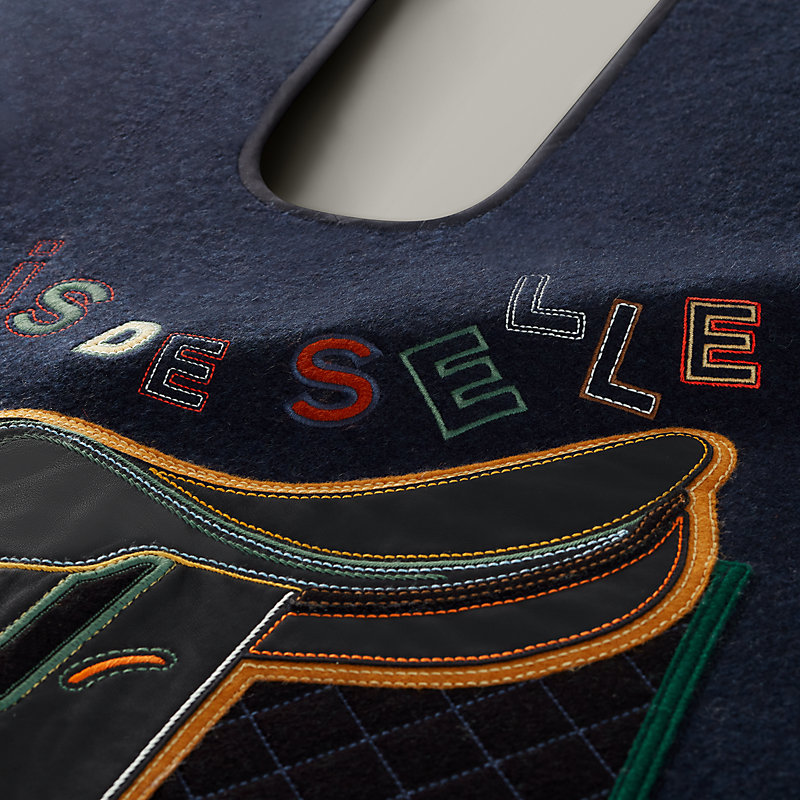 【洗練された魅力/上質な温もりを纏う】HERMES カレッジポンチョ ポンチョ 《カレッジ》 | Hermès - エルメス-公式サイト